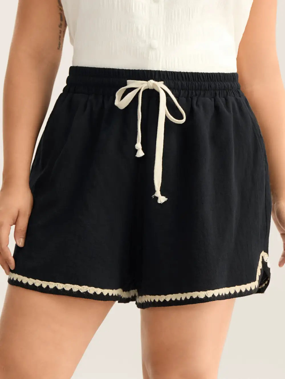 Color Contrast Drawstring Slit Shorts