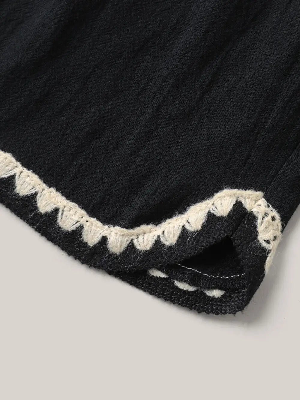 Color Contrast Drawstring Slit Shorts